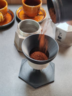 MokkaDock – Befüllhilfe für den Filtereinsatz des Bialetti-Mokkakochers