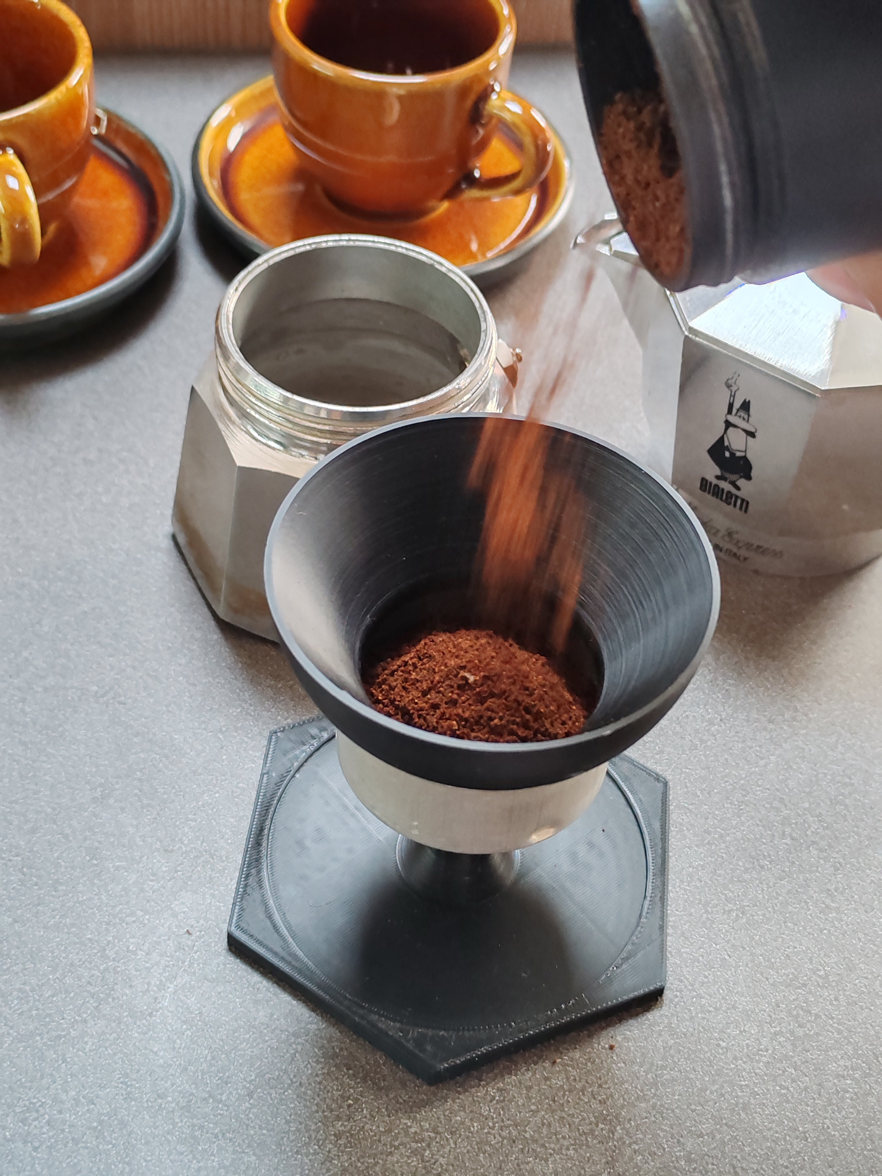 MokkaDock – Befüllhilfe für den Filtereinsatz des Bialetti-Mokkakochers