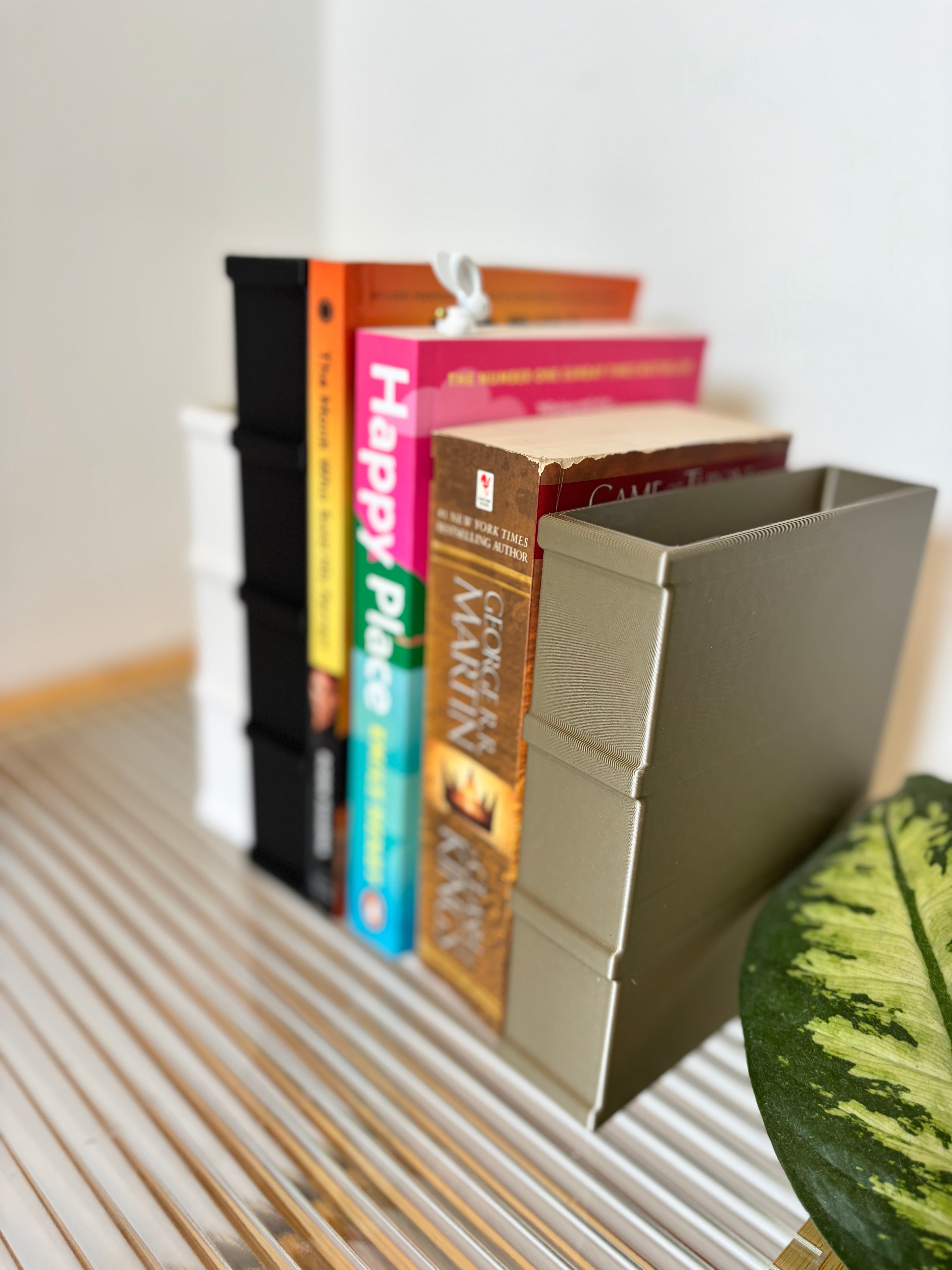 Buchstütze als Pflanztopf in Buchform