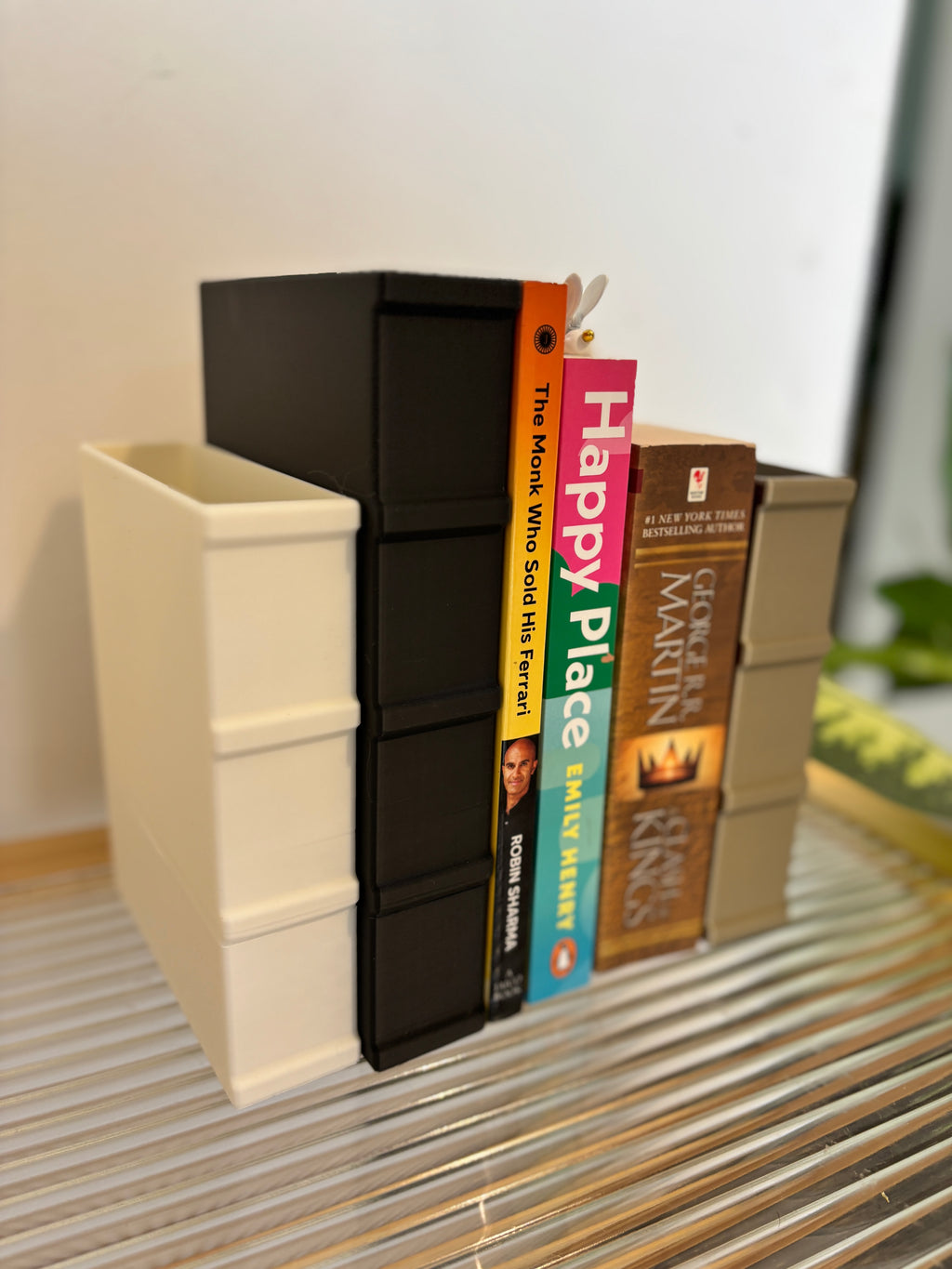 Buchstütze als Pflanztopf in Buchform
