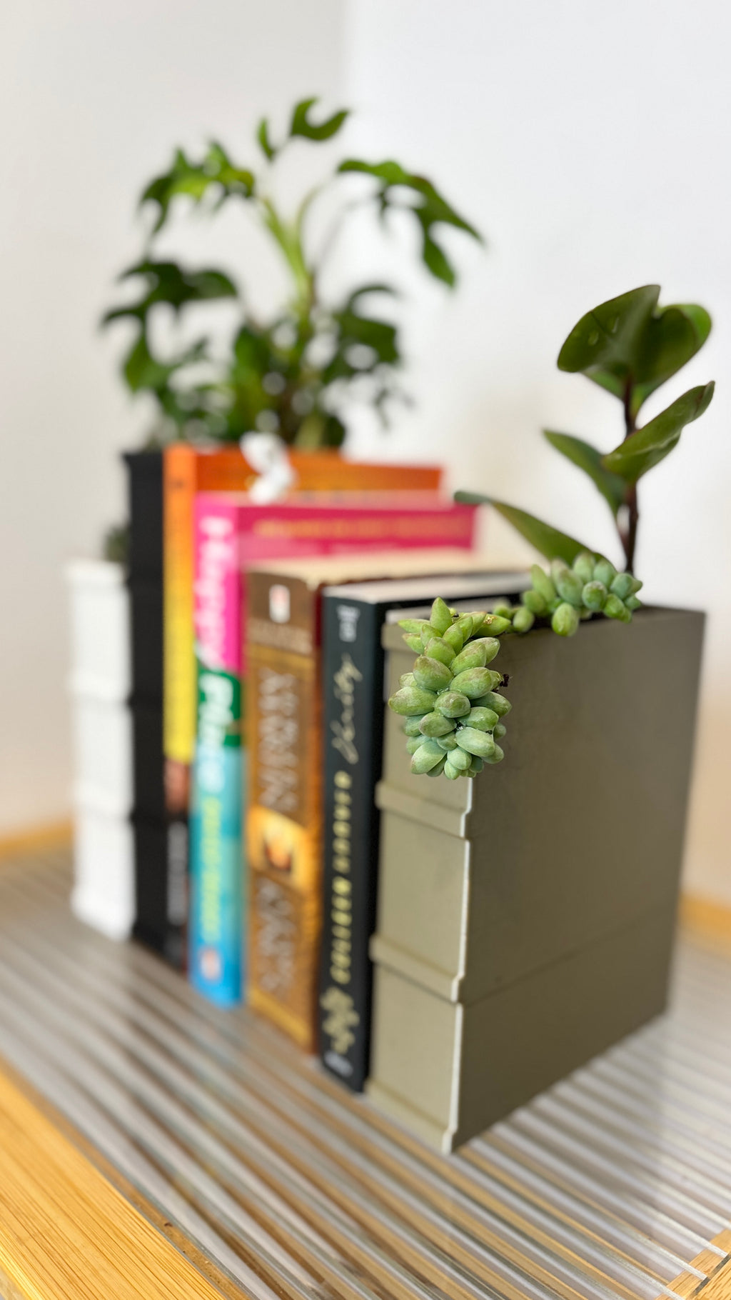 Buchstütze als Pflanztopf in Buchform