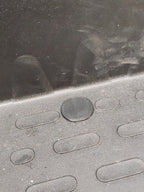 Schwarze Abdeckkappe von der DreiD-Welt in einer Schraubenvertiefung der Fahrerhaus-Trittstufe