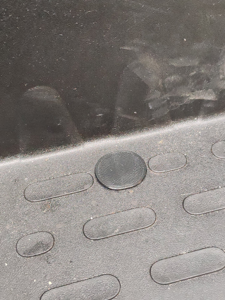 Schwarze Abdeckkappe von der DreiD-Welt in einer Schraubenvertiefung der Fahrerhaus-Trittstufe