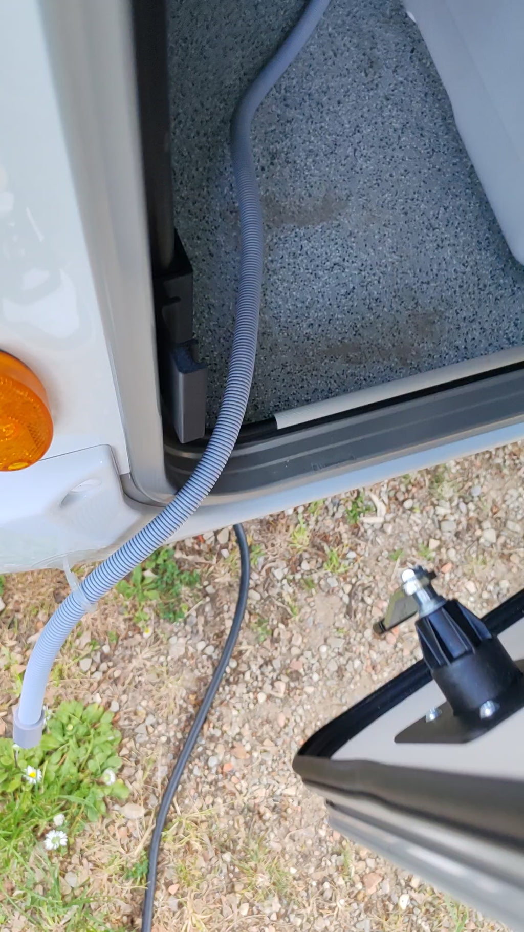 Abstandhalter / Offenhalter für Heck- & Aufbauklappen – sichere Belüftung und Durchlass für Kabel und Schläuche