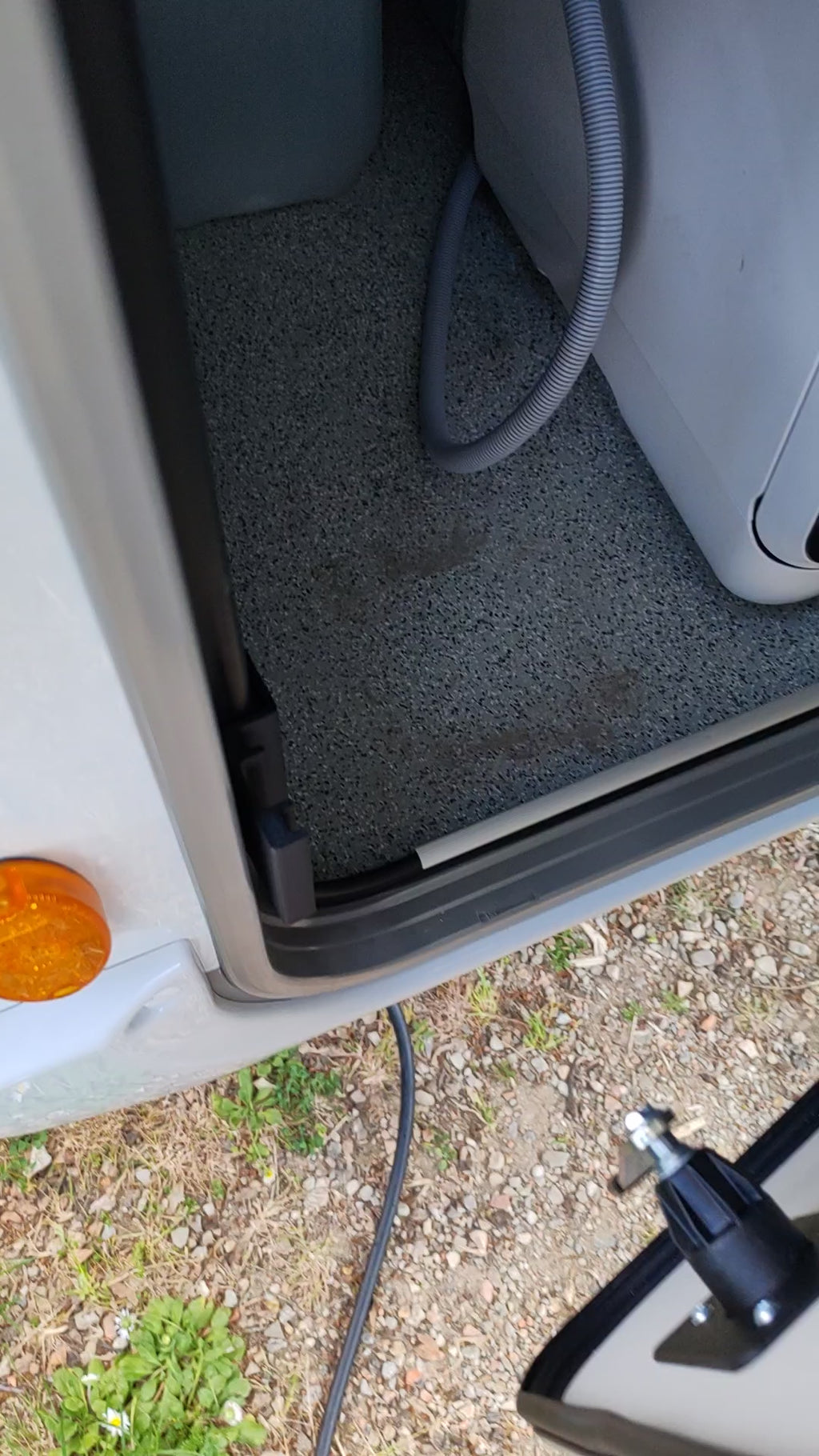 Abstandhalter / Offenhalter für Heck- & Aufbauklappen – sichere Belüftung und Durchlass für Kabel und Schläuche