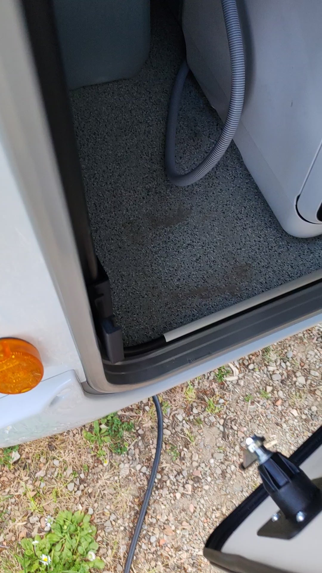 Abstandhalter / Offenhalter für Heck- & Aufbauklappen – sichere Belüftung und Durchlass für Kabel und Schläuche