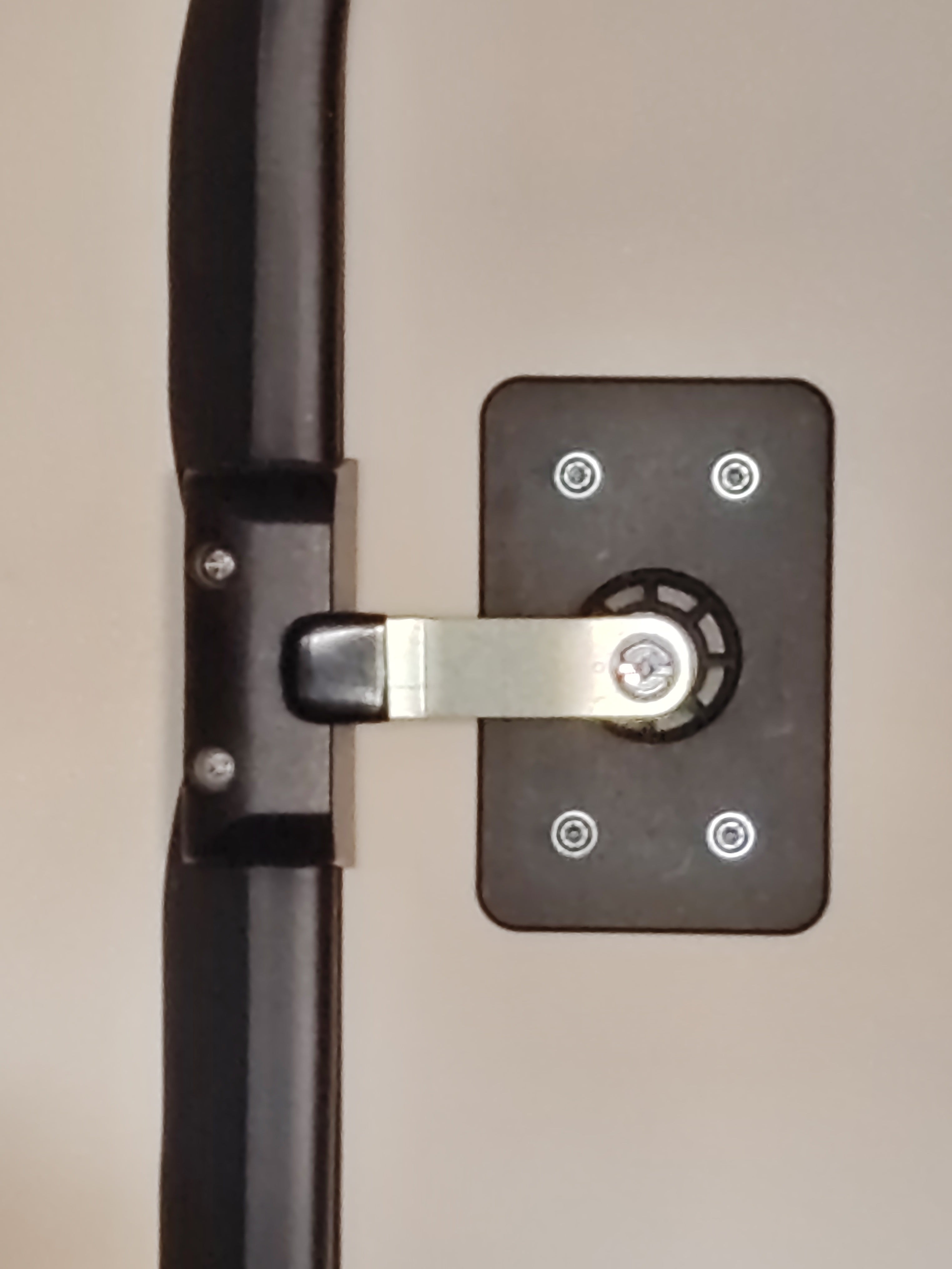 Abstandhalter / Offenhalter für Heck- & Aufbauklappen – sichere Belüftung und Durchlass für Kabel und Schläuche
