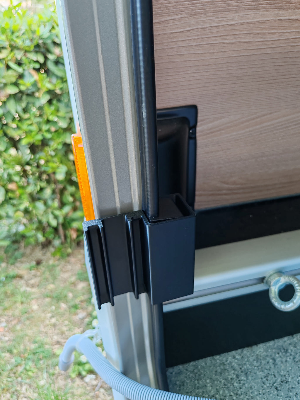 Abstandhalter / Offenhalter für Heck- & Aufbauklappen – sichere Belüftung und Durchlass für Kabel und Schläuche