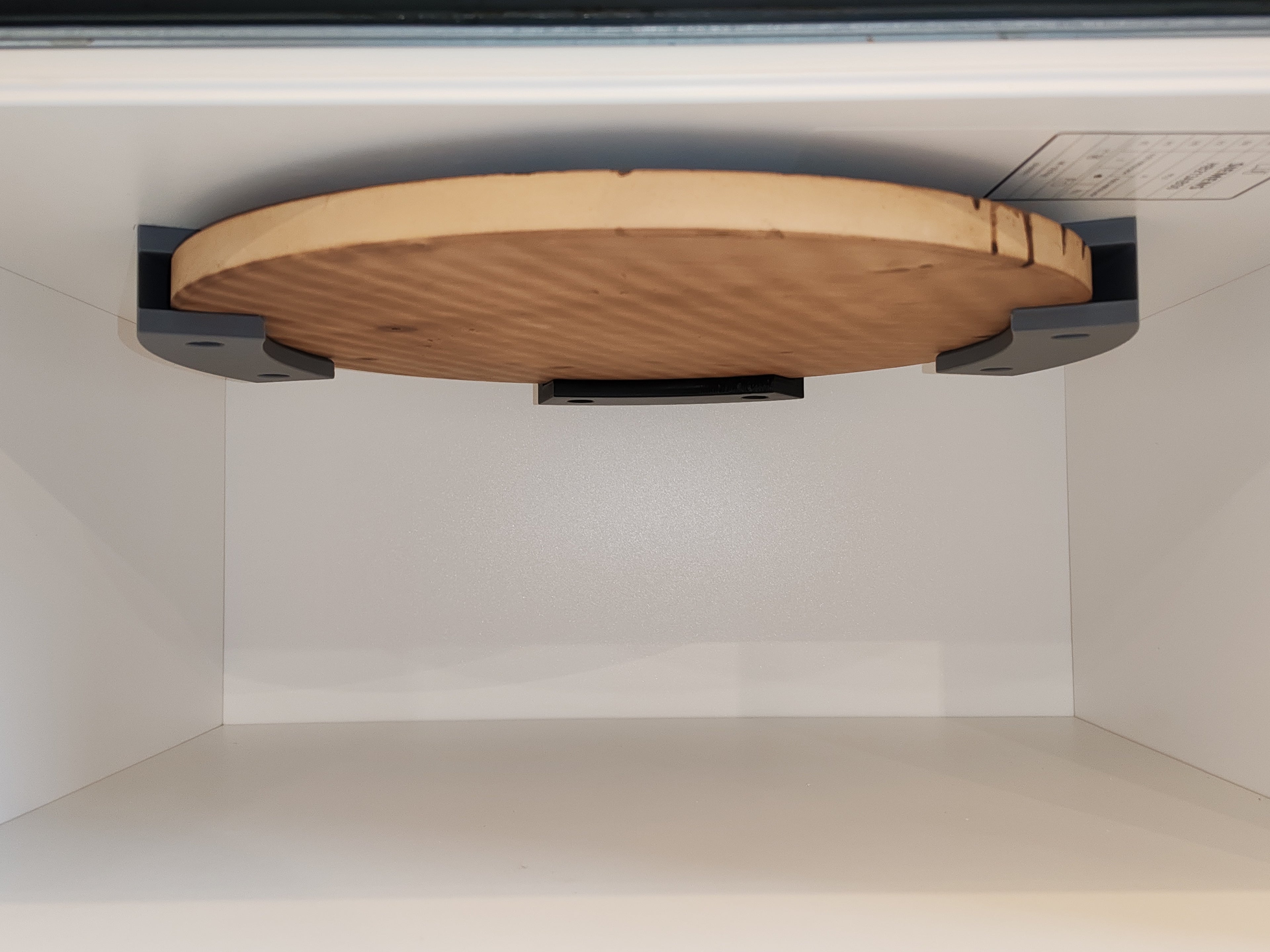 Platzsparender Pizzastein-Halter – Die clevere Unter-Schrank-Aufhängung