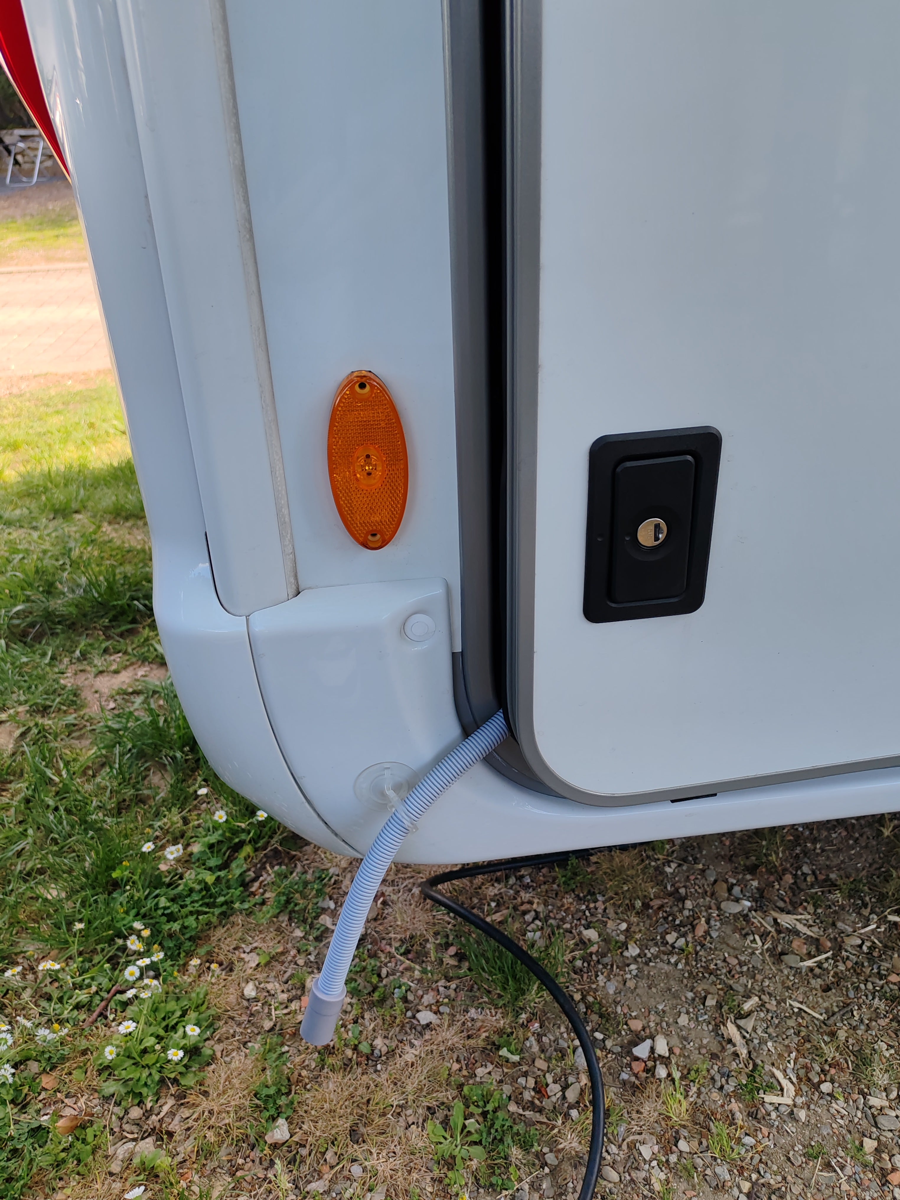 Abstandhalter / Offenhalter für Heck- & Aufbauklappen – sichere Belüftung und Durchlass für Kabel und Schläuche