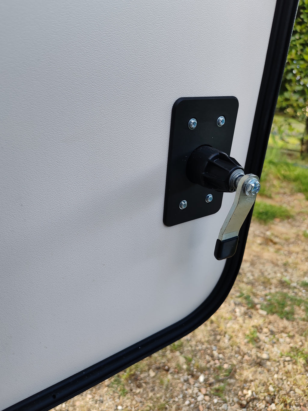 Abstandhalter / Offenhalter für Heck- & Aufbauklappen – sichere Belüftung und Durchlass für Kabel und Schläuche