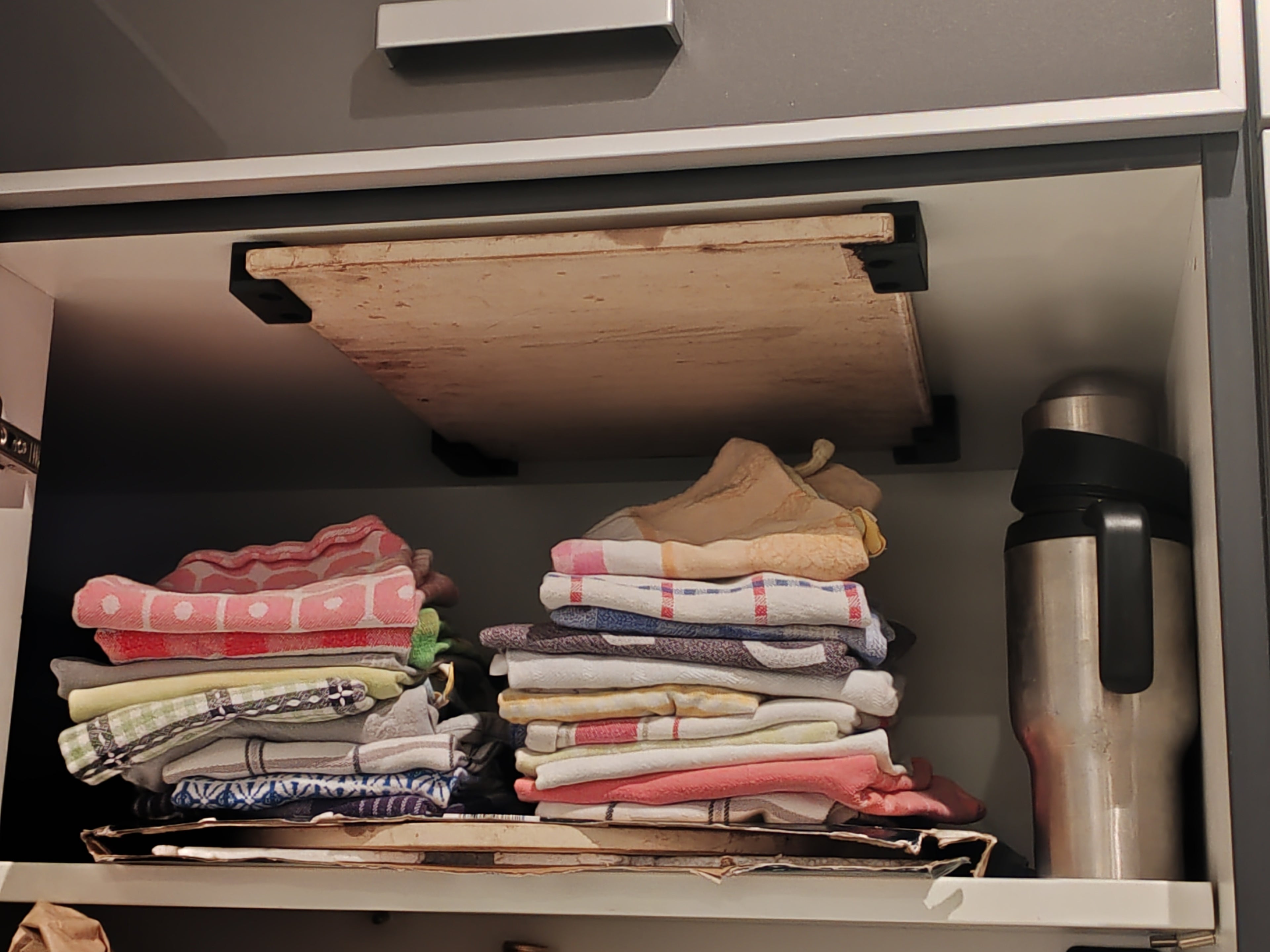 Platzsparender Pizzastein-Halter – Die clevere Unter-Schrank-Aufhängung
