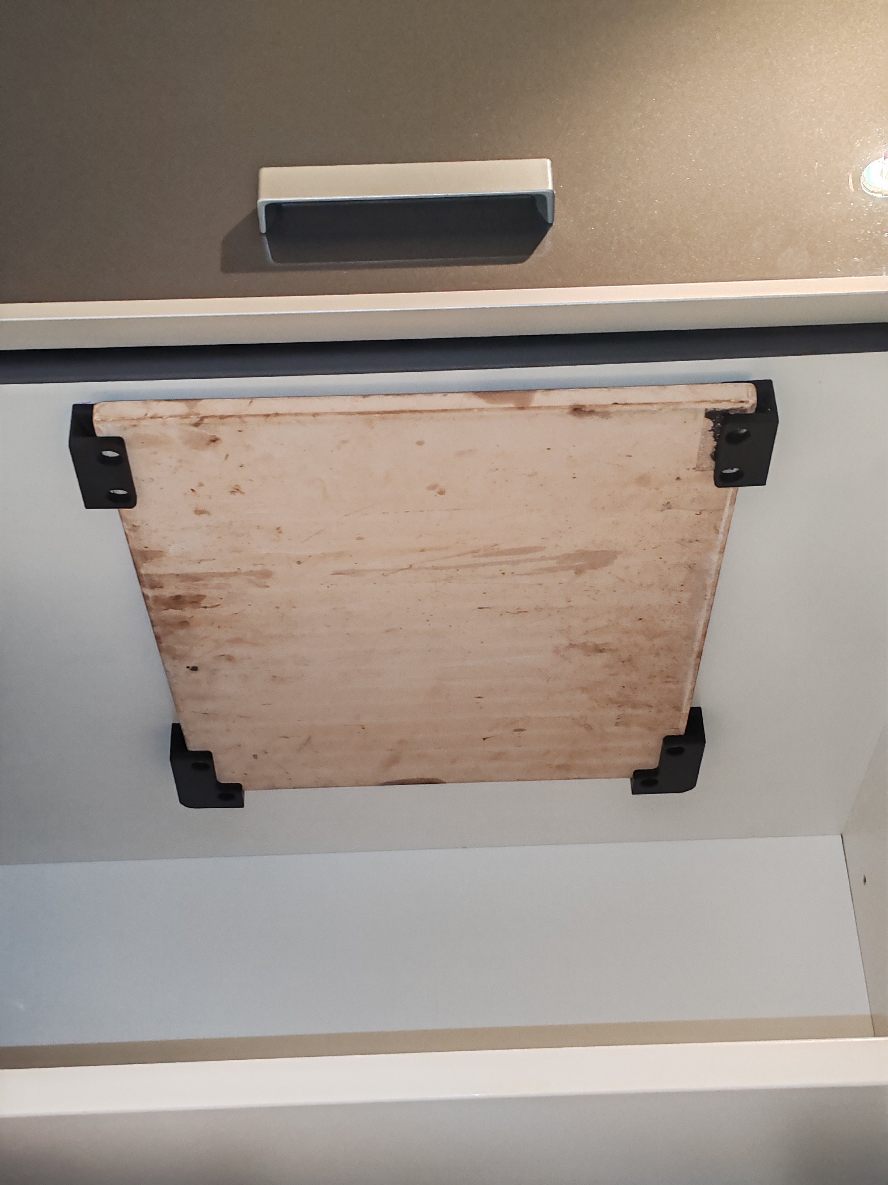 Platzsparender Pizzastein-Halter – Die clevere Unter-Schrank-Aufhängung