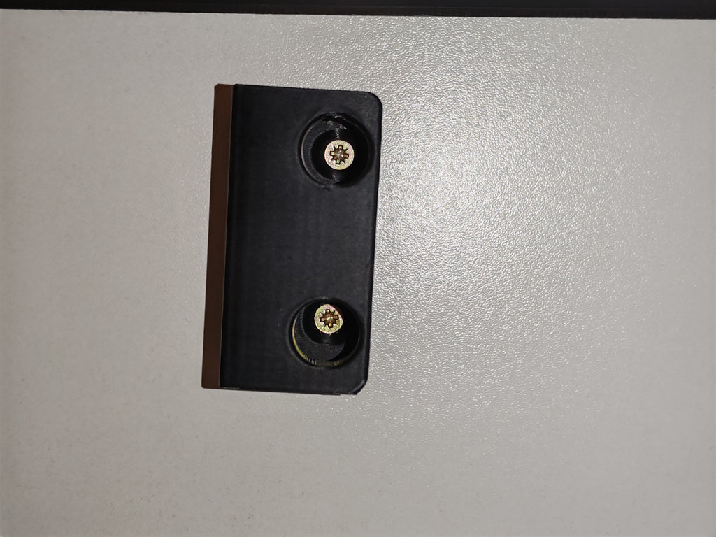 Platzsparender Pizzastein-Halter – Die clevere Unter-Schrank-Aufhängung