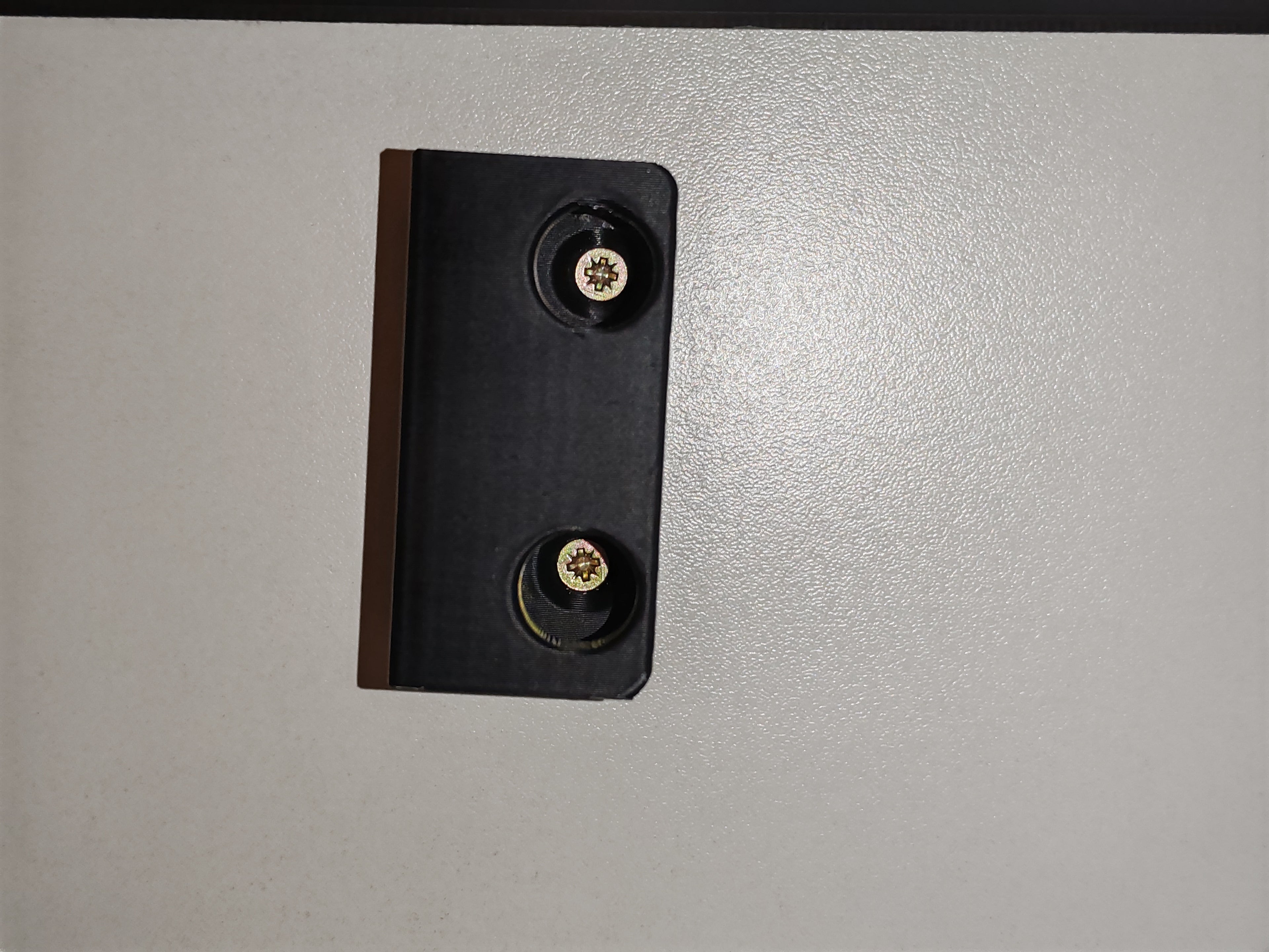 Platzsparender Pizzastein-Halter – Die clevere Unter-Schrank-Aufhängung