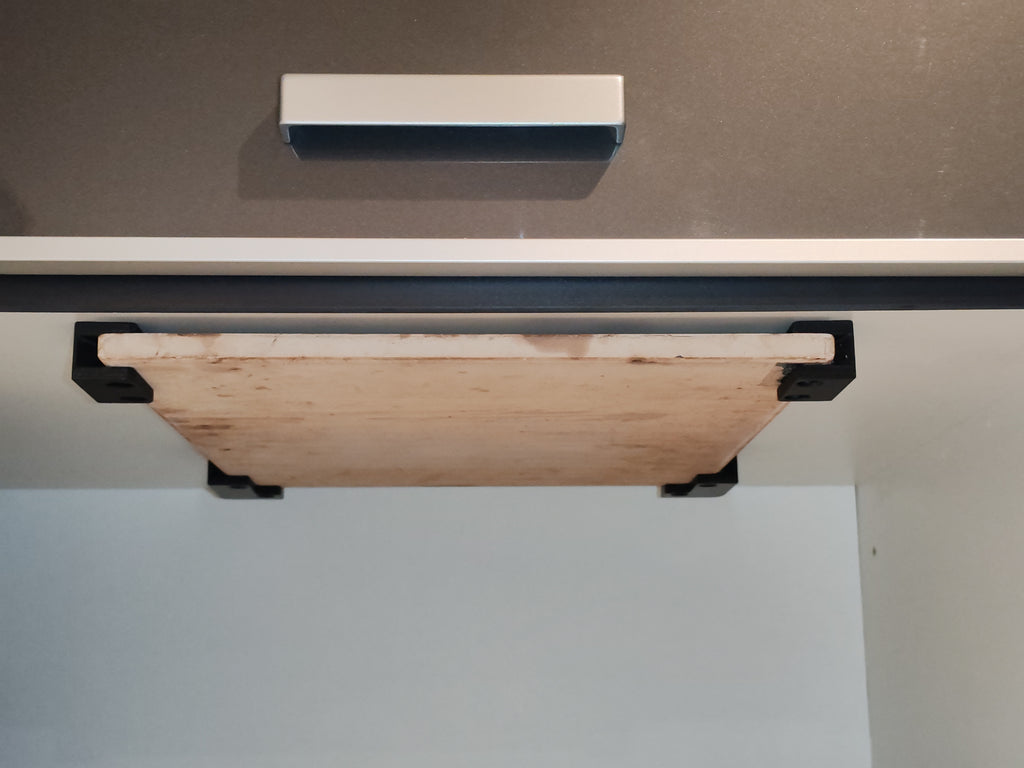 Platzsparender Pizzastein-Halter – Die clevere Unter-Schrank-Aufhängung