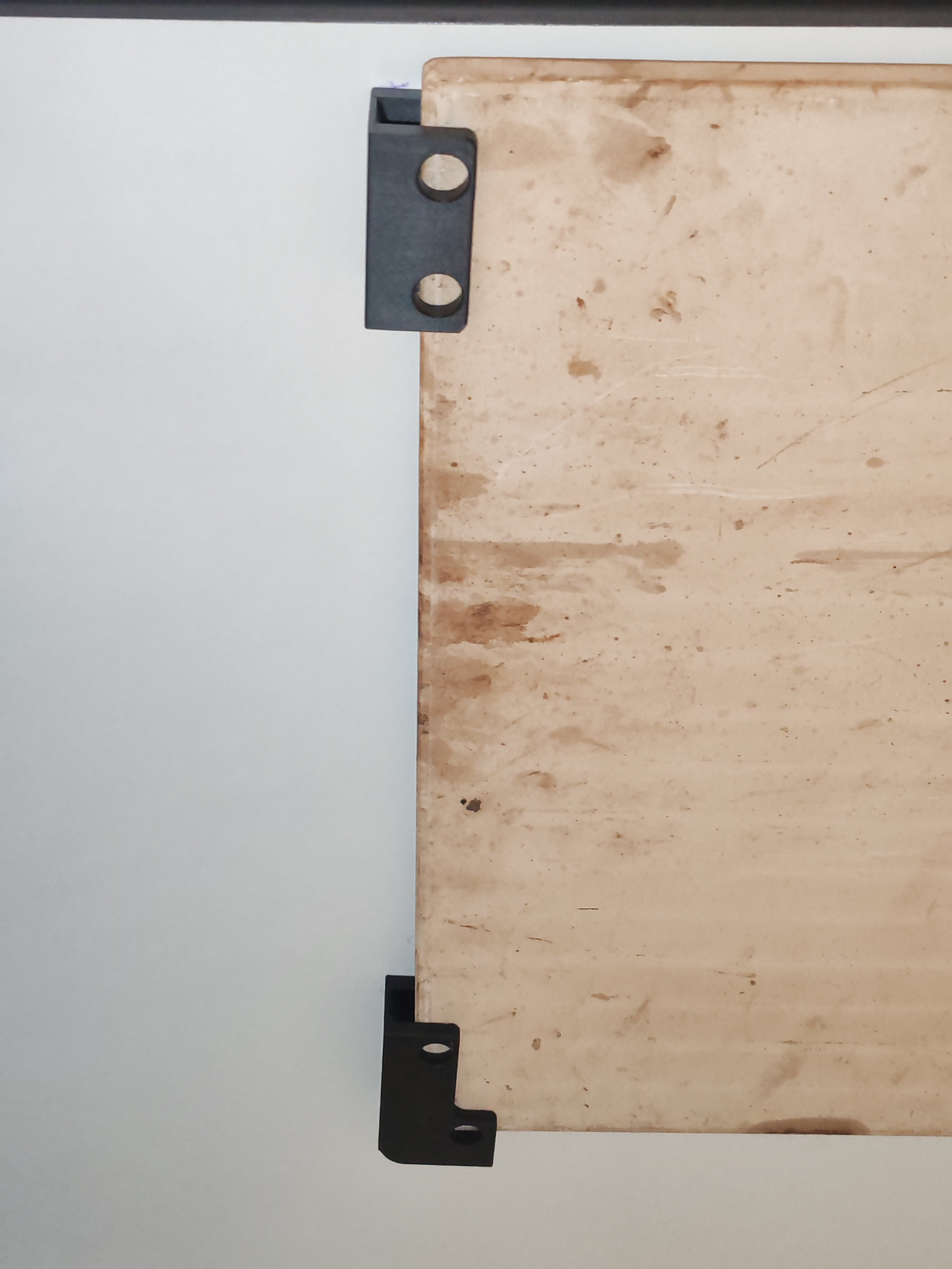 Platzsparender Pizzastein-Halter – Die clevere Unter-Schrank-Aufhängung
