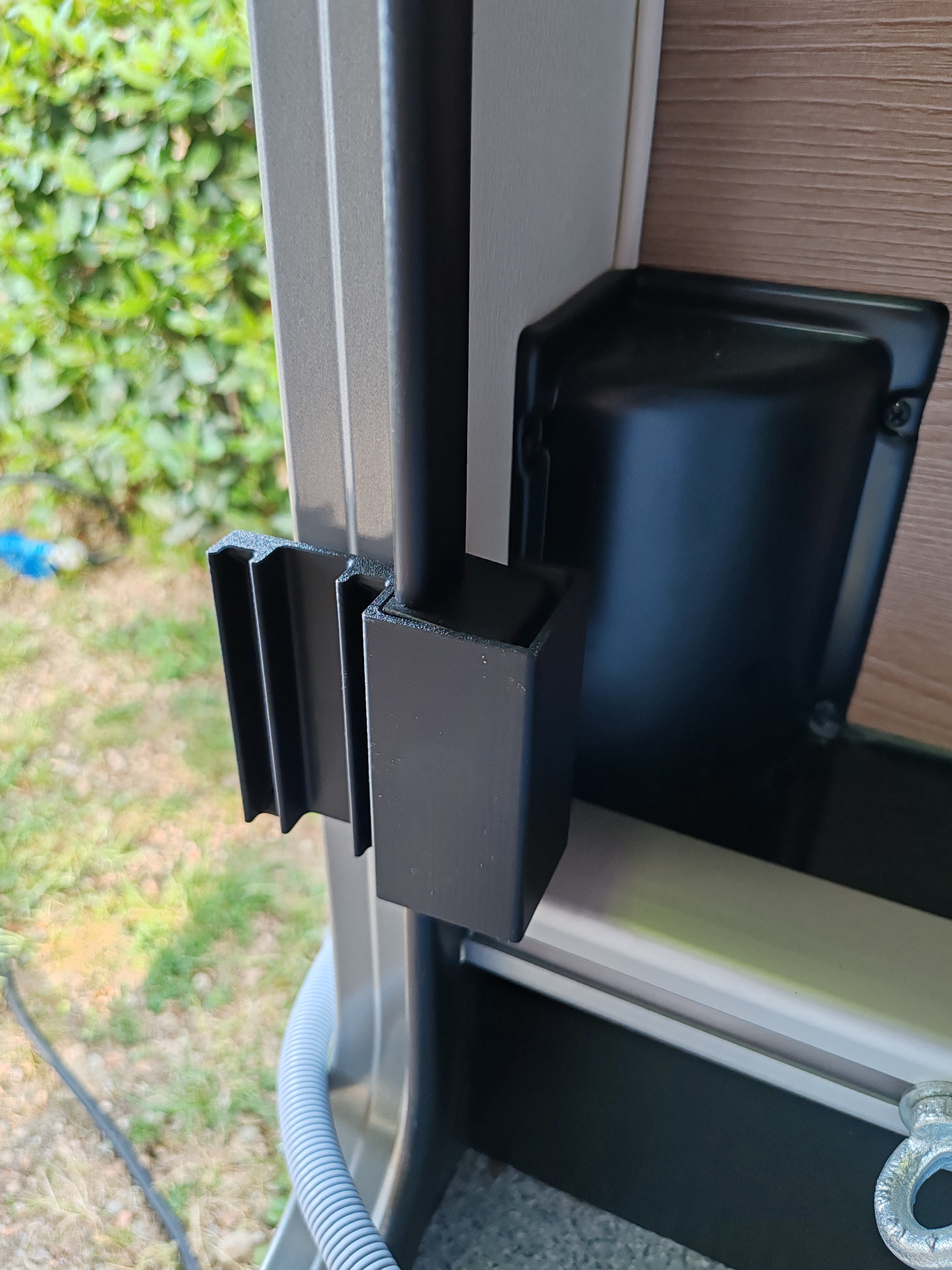 Abstandhalter / Offenhalter für Heck- & Aufbauklappen – sichere Belüftung und Durchlass für Kabel und Schläuche